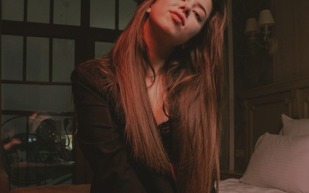 Khi gần nhau nhưng không còn chạm được vào cảm xúc